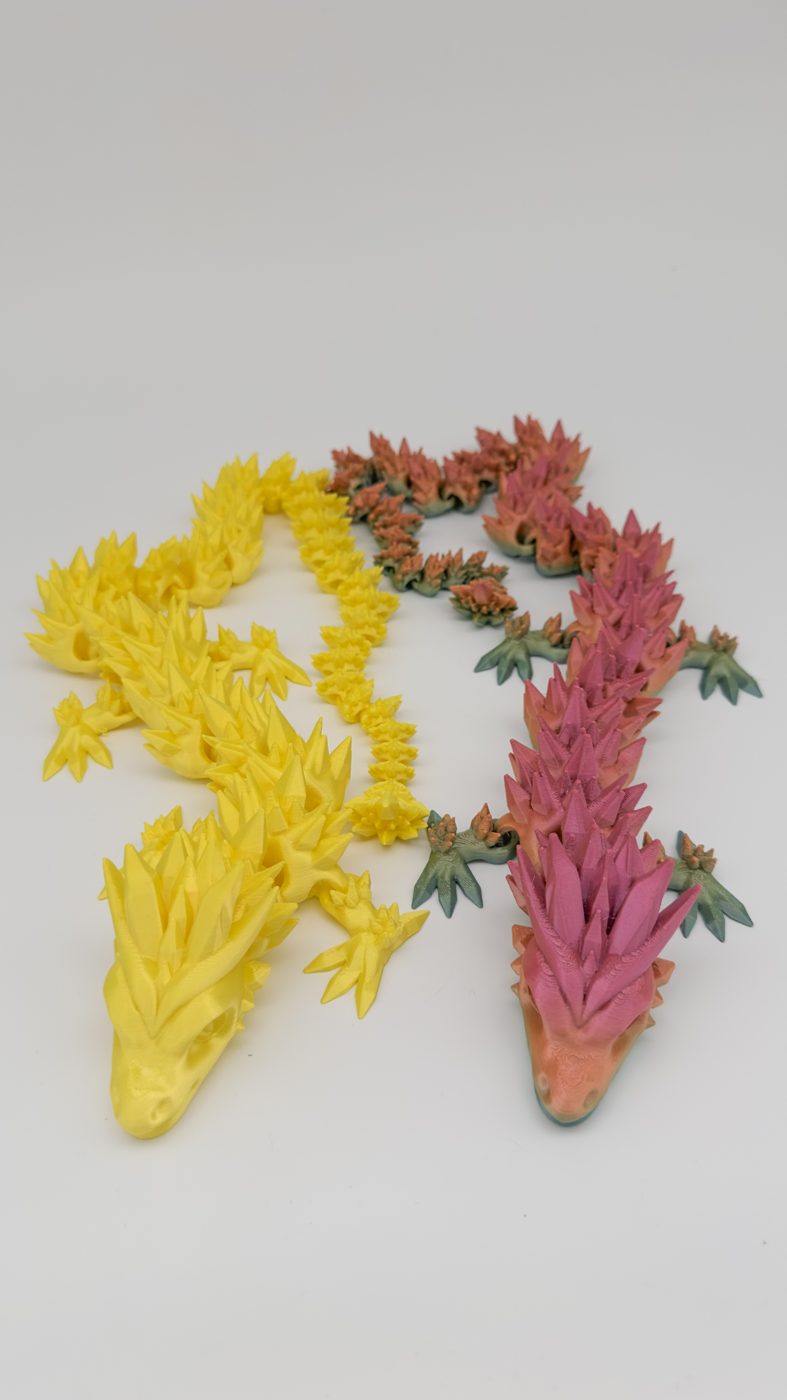Dos dragones articulados multicolor impresos en 3D