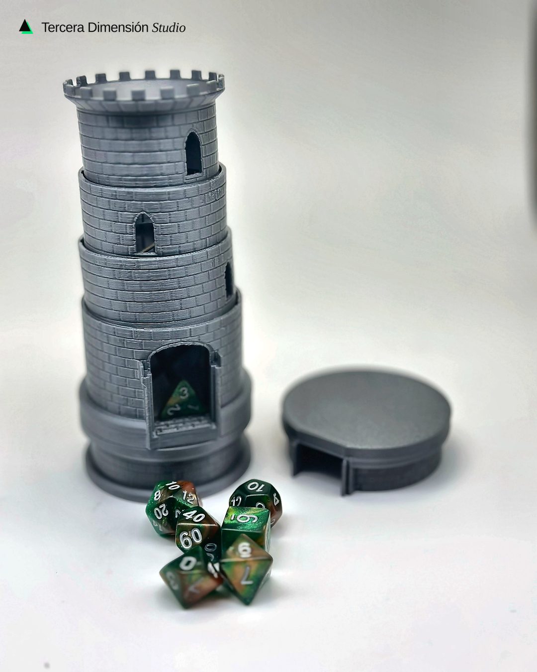 Torre de dados con forma de castillo junto a dados de rol